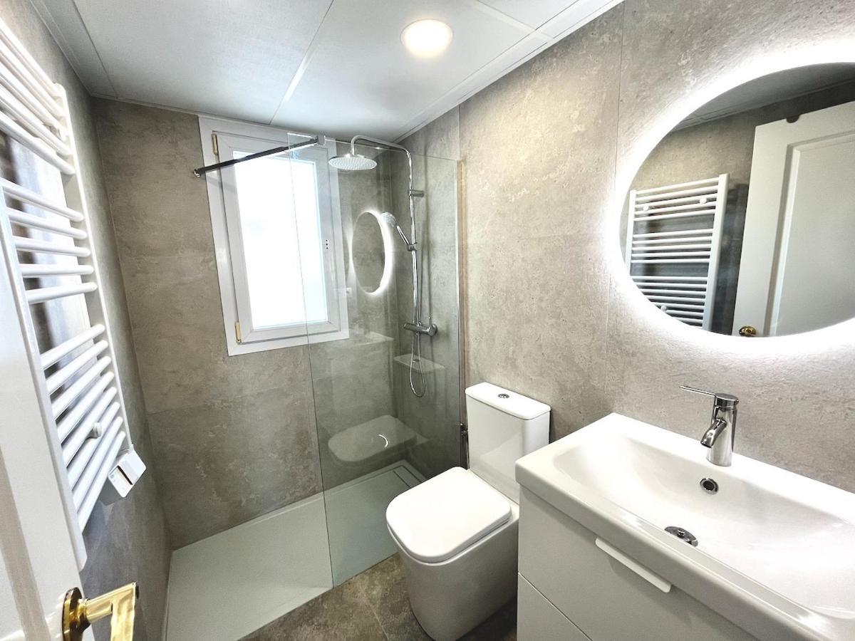 Penthouse Mit Private Dachterrasse Und Blick Auf Meer, Berge ,hafen